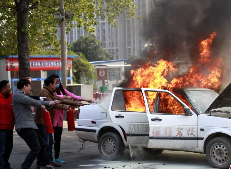 鄭州一駕校放火燒車(chē) 稱(chēng)傳授學(xué)員滅火技能