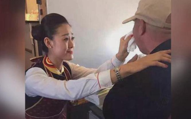 贊！空姐跪地喂河南老人吃飯