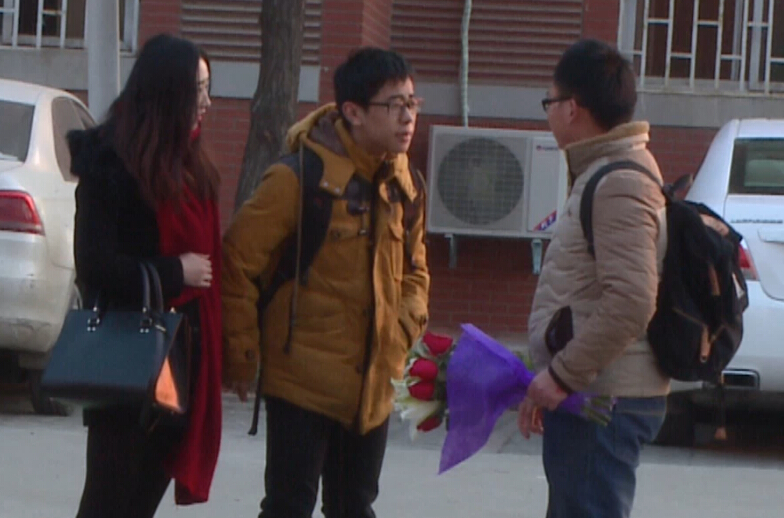 美女請你假裝其男友拒絕追求者，你會怎么辦？