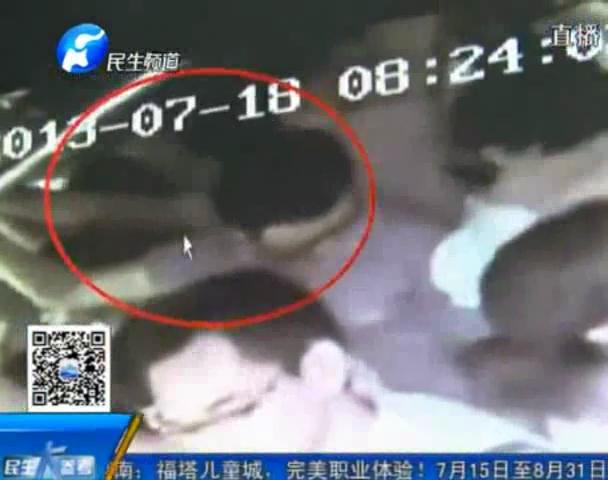 公交車(chē)上演捉“狼”大戰(zhàn)