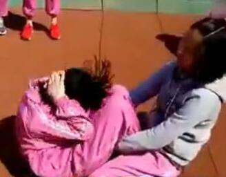 仰臥起坐險(xiǎn)癱瘓 正確姿勢咋做？