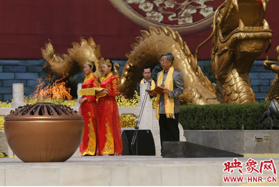 中華炎黃文化研究會會長許嘉璐宣讀拜祖大典拜祭文。映象網(wǎng)記者 邵恰 攝