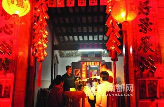 　　?？谌税殉Φ哪暌癸埛Q為“吃圍爐”。