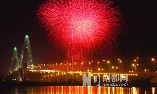  ?？谑忻癯赃^了年夜飯,到西海岸燃放觀賞煙花是近年來興起的一大潮流。