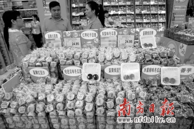 散裝月餅因其實惠的價格、豐富的口味而受到市民的青睞。