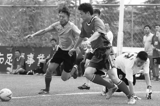 鄭州航院隊與鄭州經(jīng)開正和隊的比賽，可謂是學(xué)生軍和朋友隊之間的強強對決