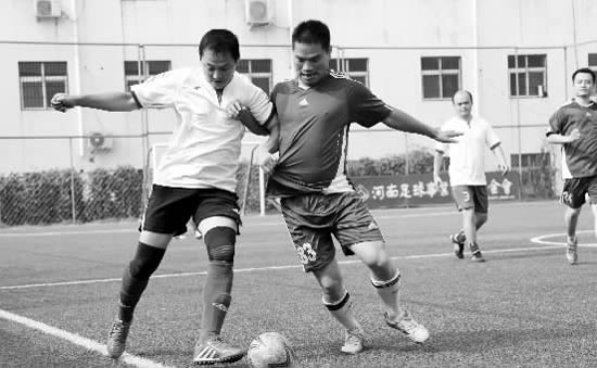 為了爭(zhēng)奪小組頭名，天行健和領(lǐng)航置業(yè)踢得異常激烈