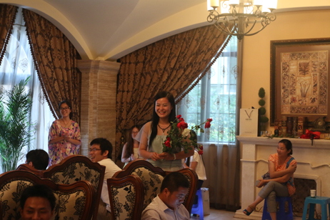 收到怎么多玫瑰，當(dāng)然開心啦！