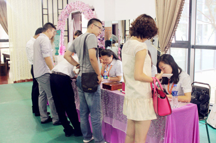 嘉賓簽到并領(lǐng)取號(hào)碼牌