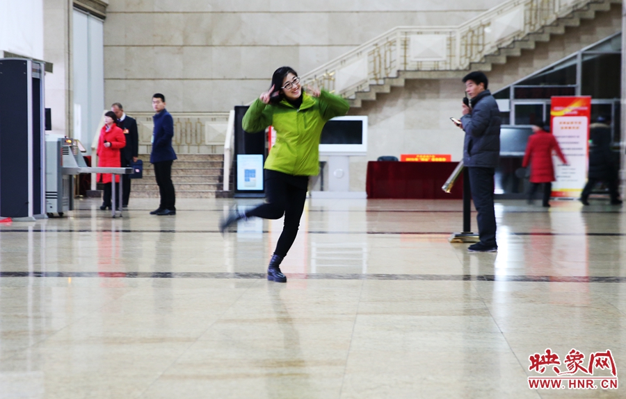 南樂天完成一個(gè)采訪后，興奮的跳了起來。