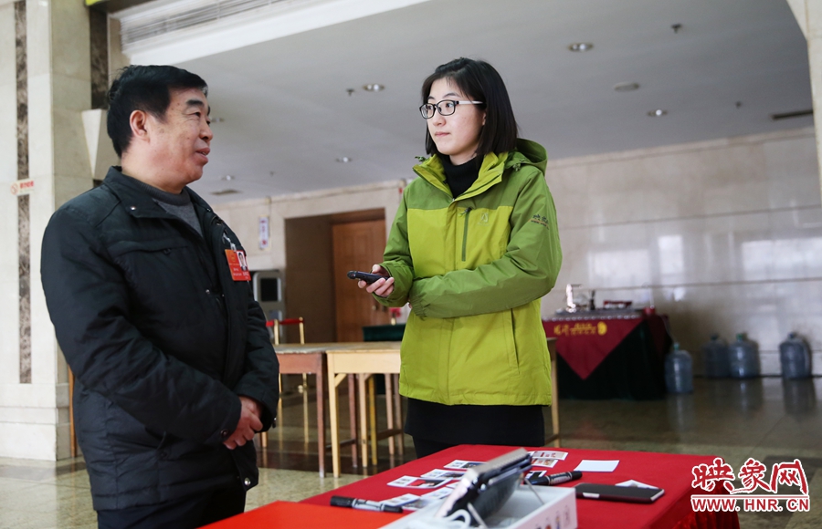 會(huì)議間隙采訪代表。