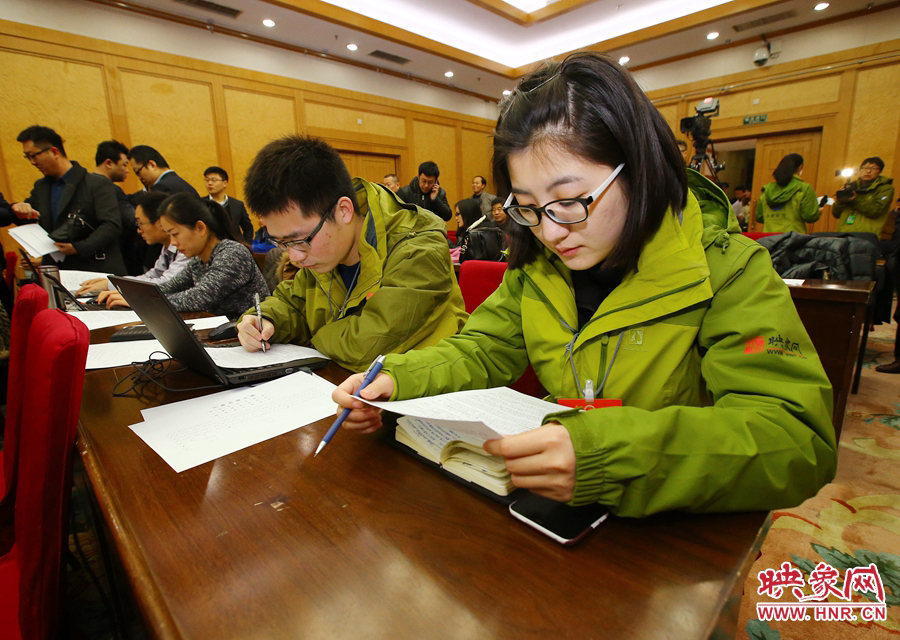 大象融媒映象網(wǎng)記者南樂天在兩會(huì)記者會(huì)開始前積極準(zhǔn)備。