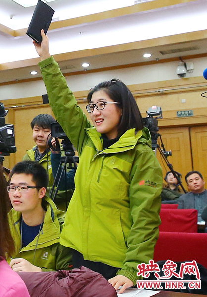 兩會(huì)記者會(huì)，樂天站起來舉手。