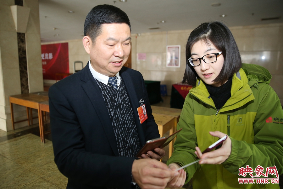 幫代表使用大象融媒映象網(wǎng)微信打印機(jī)現(xiàn)場打印照片。