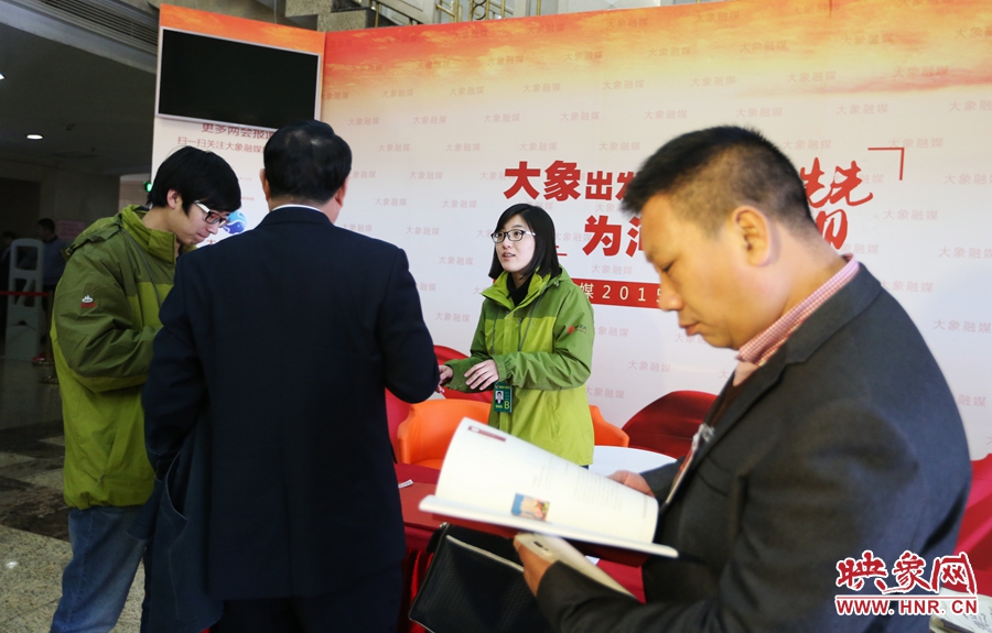 向代表、委員講解大象融媒旗下出品的新聞產(chǎn)品。