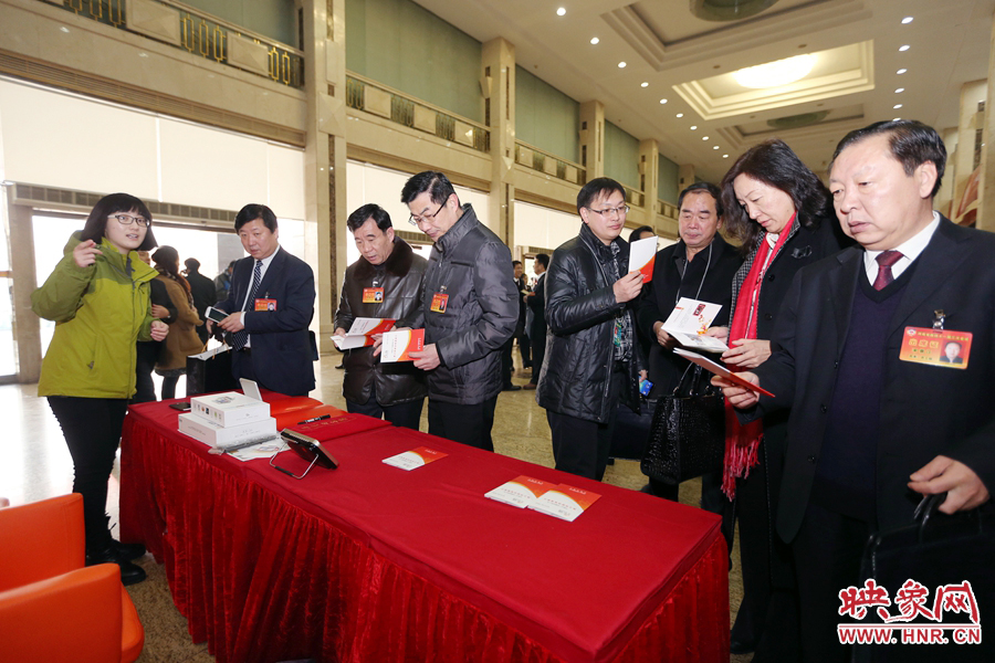 向代表、委員講解大象融媒旗下出品的新聞產(chǎn)品。