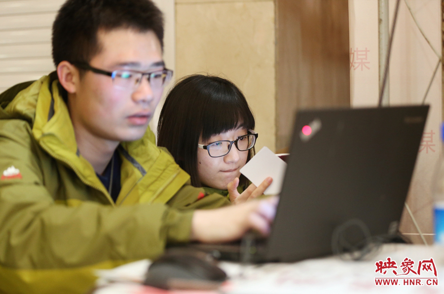 與同事現(xiàn)場寫稿子的樂天。