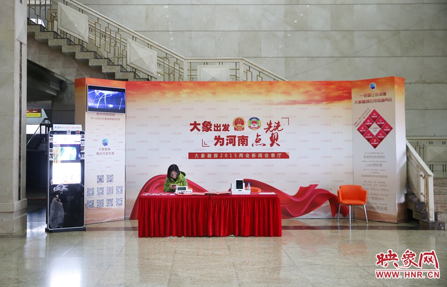 工作間隙還要更新映象網(wǎng)兩會(huì)微博。