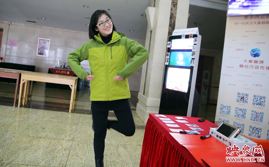 工作間隙，樂天跳起了“南式芭蕾”。