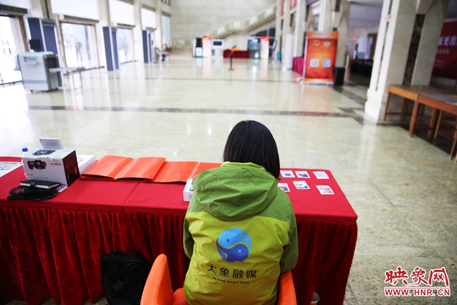 一個(gè)人的堅(jiān)守在工作崗位。