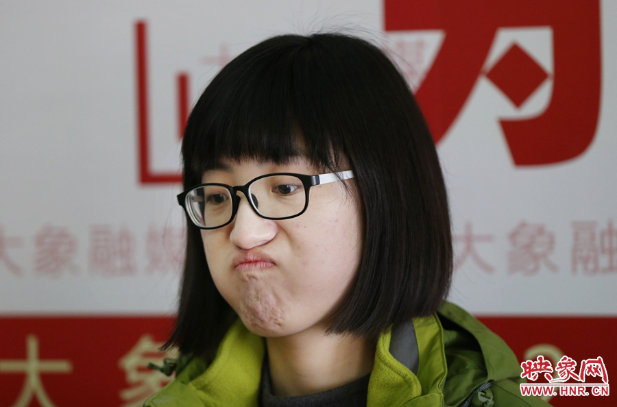 偶爾來個(gè)這樣的表情，算是放松緊張的心情吧！