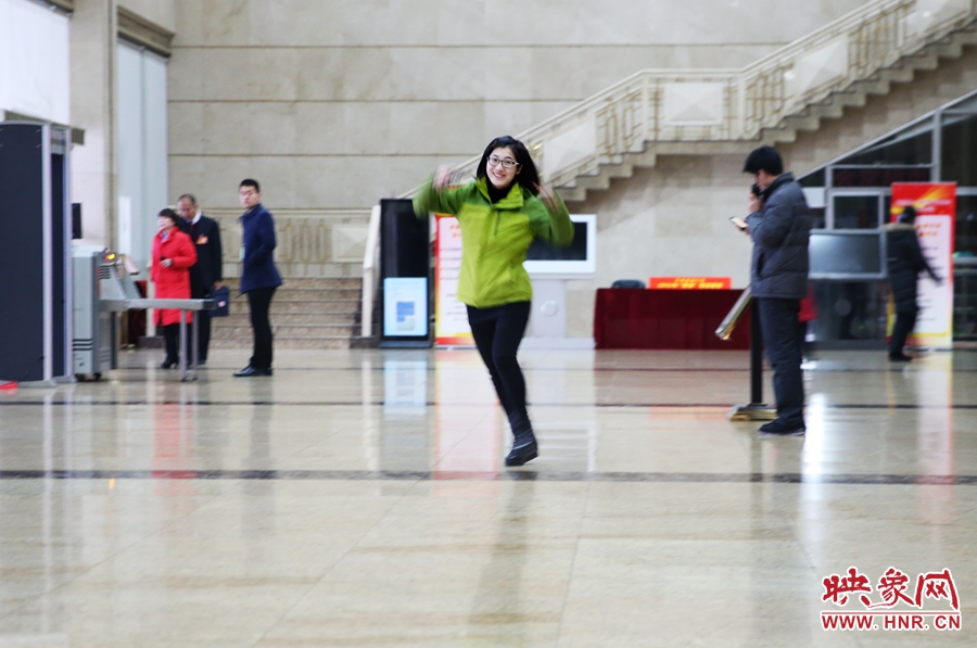 南樂天完成一個(gè)采訪后，興奮的跳了起來。