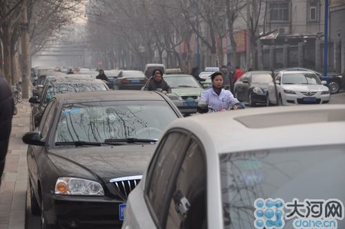 　業(yè)主將車停到經(jīng)一路上，給路人造成很大的不便