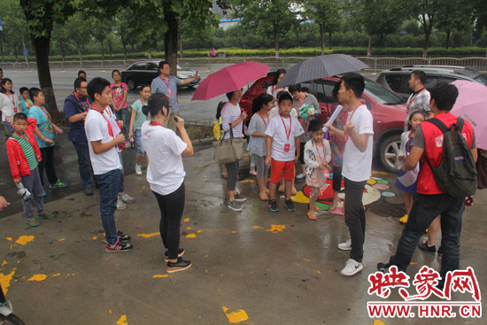 消費(fèi)者參觀合影 消費(fèi)者參觀合影