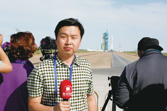 劉瑞鋒回憶，從“神舟十號(hào)”在視線中出現(xiàn)到消失的兩分鐘內(nèi)，他們的兩臺(tái)攝像機(jī)、一臺(tái)照相機(jī)就在不停地拍、拍