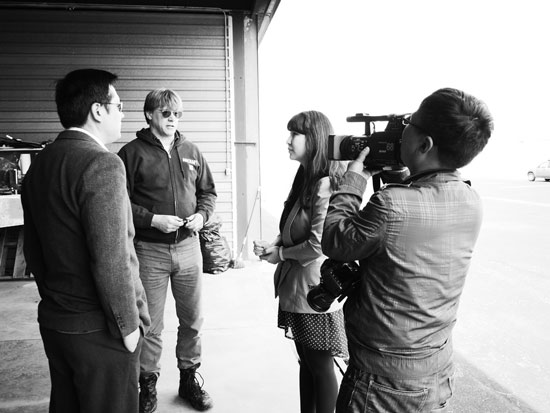 河南電視臺(tái)都市頻道記者采訪聯(lián)邦快遞員工 河南電視臺(tái)都市頻道記者采訪聯(lián)邦快遞員工