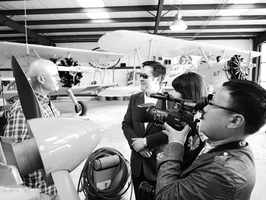 河南電視臺(tái)都市頻道記者采訪孟菲斯市民 河南電視臺(tái)都市頻道記者采訪孟菲斯市民