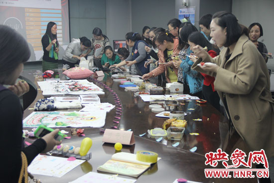 比賽現(xiàn)場熱鬧非凡，各位女神競相展示自己的作品