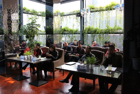 《創(chuàng)業(yè)星工廠》第二季海選現(xiàn)場，評委們認(rèn)真聽取創(chuàng)業(yè)者的項(xiàng)目介紹