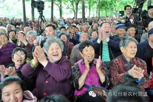 藝術(shù)家賣力演出，觀眾高聲叫好