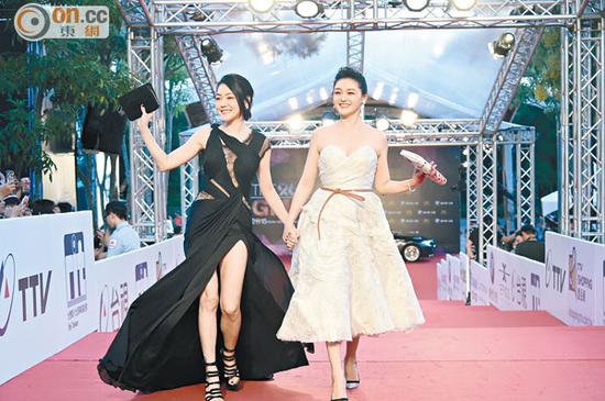 大Ｓ（右）和?。訝渴肿呒t地毯。