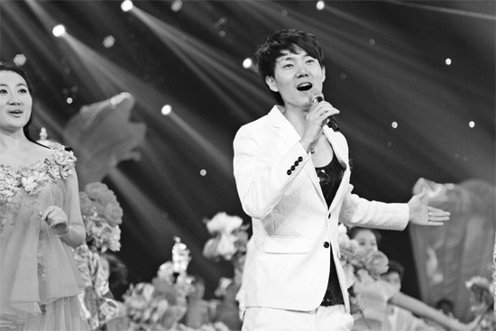 在青歌賽頒獎(jiǎng)盛典上，王晰的超炫男低音再次引爆全場(chǎng)