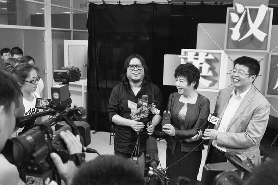 節(jié)目嘉賓高曉松、于丹、張頤武接受采訪