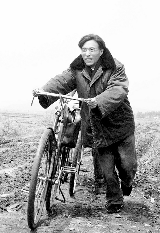 怕乘汽車跑太快聽不見群眾說話，焦裕祿下基層總是靠自行車 《焦裕祿》劇照