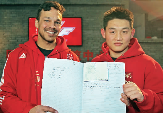 　　約瑟夫手繪了每個選手的肖像，認(rèn)認(rèn)真真地用字母拼寫出選手的中文名字附注?！翱?，這個是鄭召玉喲”