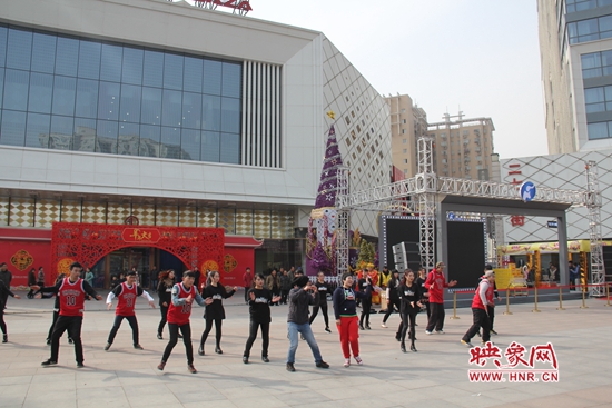 河南衛(wèi)視舉辦的“看大劇，送福利”活動(dòng) 王志/攝