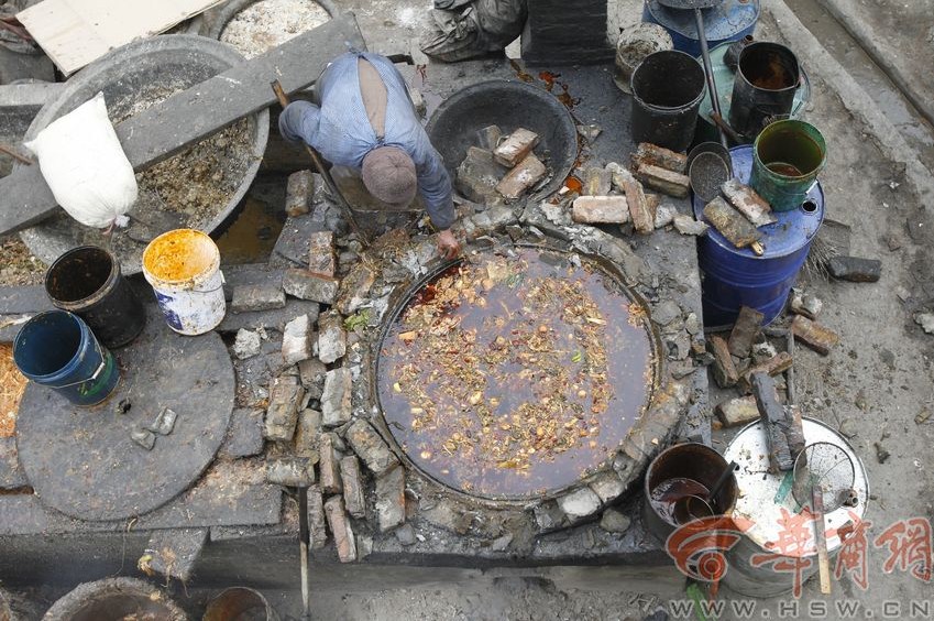 陜西一養(yǎng)豬場偷煉泔水油 廠主:泔水養(yǎng)豬油賣錢 陜西一養(yǎng)豬場偷煉泔水油 廠主:泔水養(yǎng)豬油賣錢