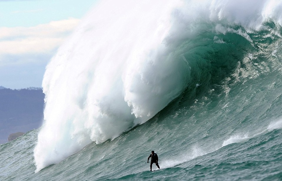 與20米高巨浪嬉戲！神勇弄潮兒沖浪場面超震撼