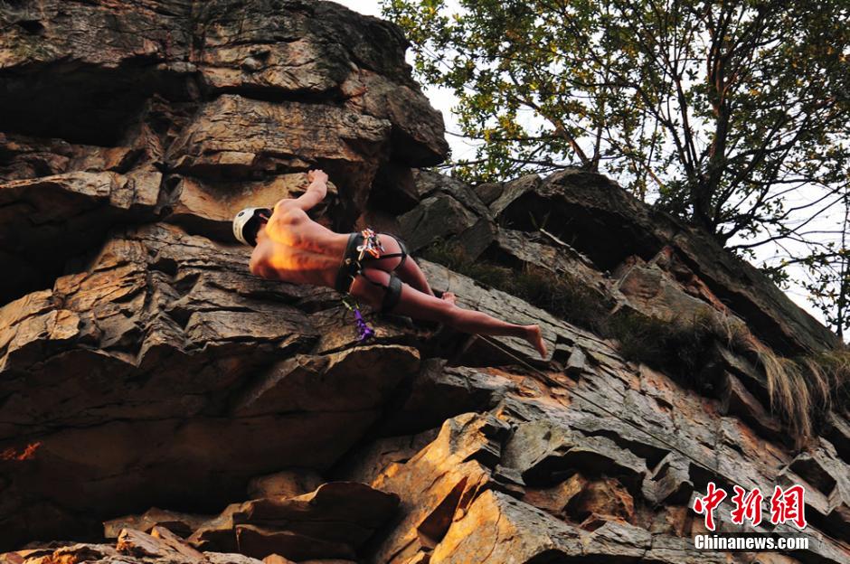 亞洲“蜘蛛人”李童星裸攀張家界“草泥馬峰”