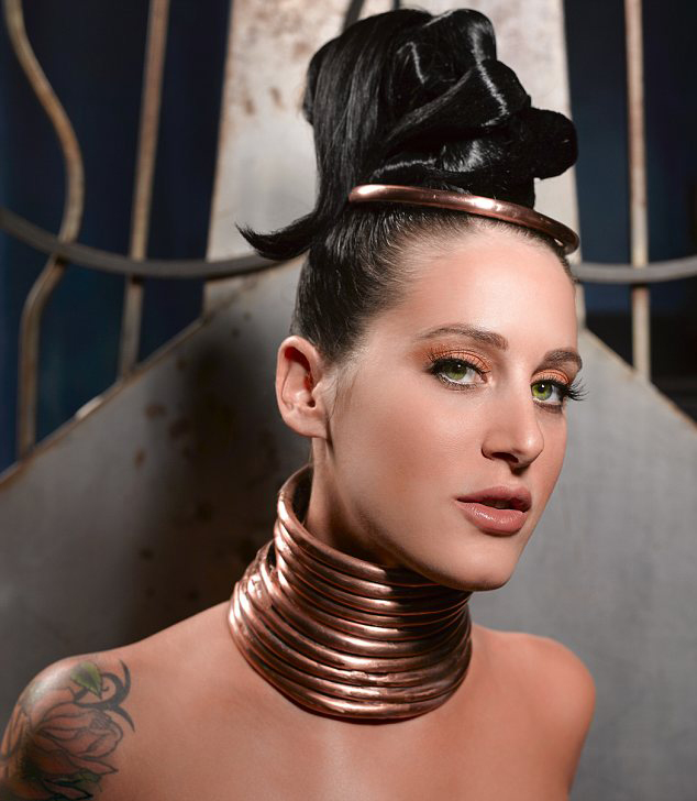 女子戴項(xiàng)圈拉長(zhǎng)脖子