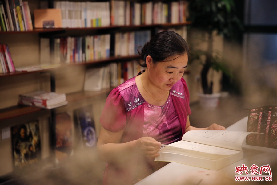 王艷、44歲，某醫(yī)院醫(yī)生：白天沒有時間，晚上帶小孩來這里培養(yǎng)她們的讀書習慣。