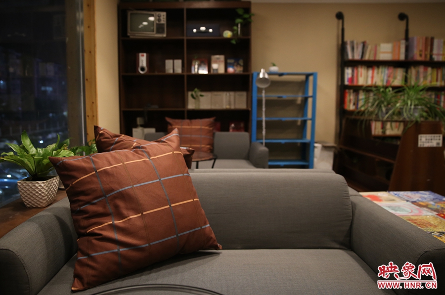 書店內(nèi)的布置非常溫馨，有種家里書屋的感覺。