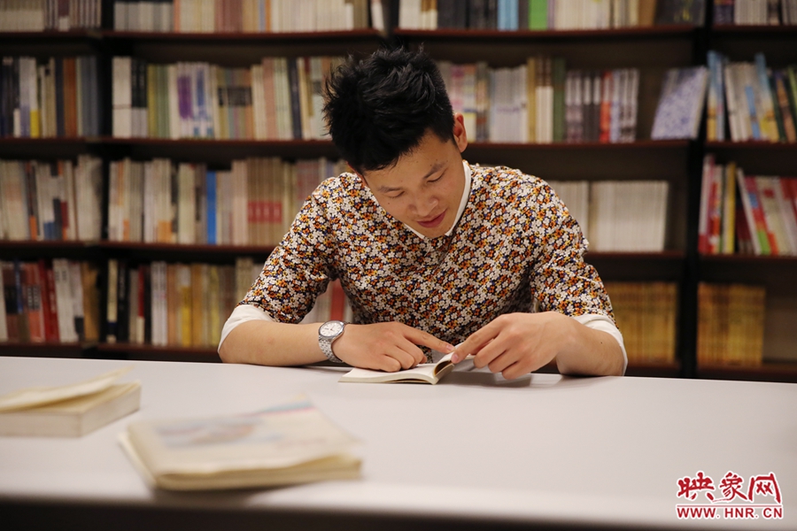 李恒，26歲，私營業(yè)主：喜歡撫摸紙質(zhì)書的感覺。