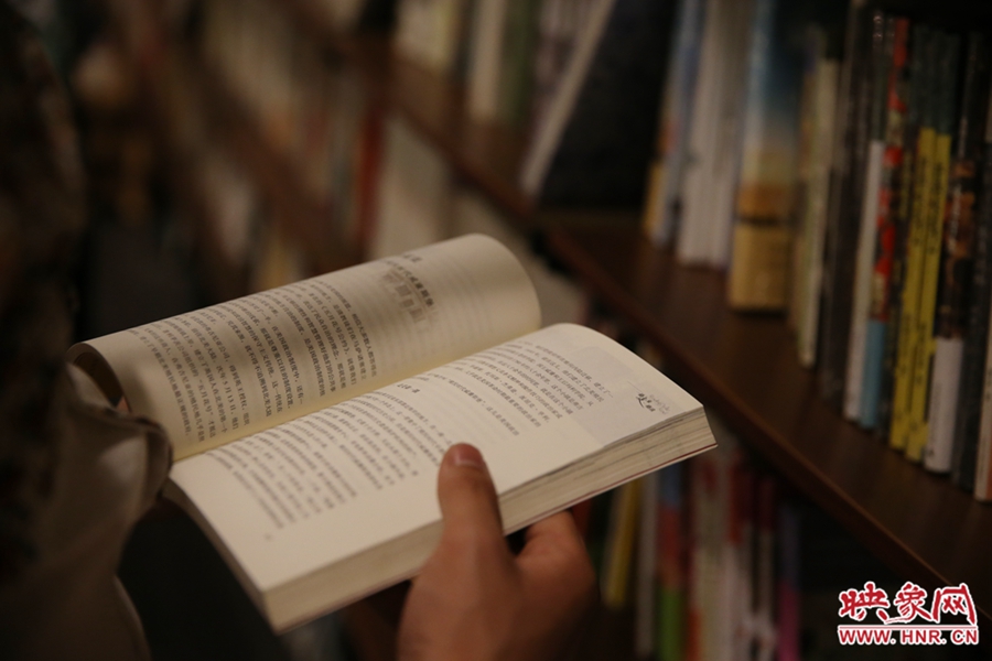 看書的人。