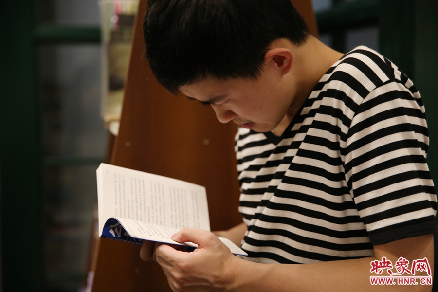 看書的人。