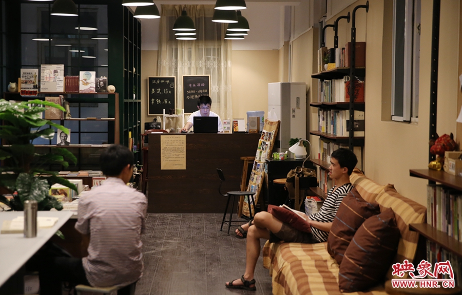 看書的人在相互交流。